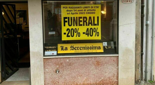 Titolare delle pompe funebri va in pensione: 40% di sconto sui funerali. I parenti del defunto: «Risparmiati 1300 euro»