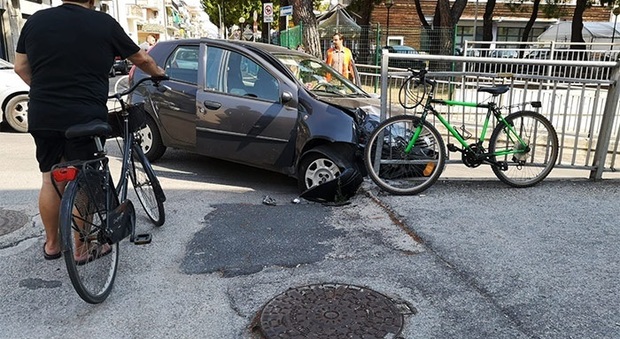 San Benedetto, si schianta per evitare una bici: donna soccorsa dai passanti