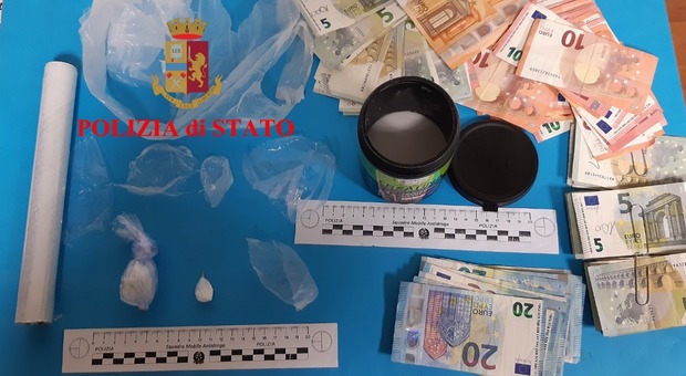 Ancona, cocaina nascosta sotto l'affettatrice nel negozio centrale dello spaccio: arrestato 40enne