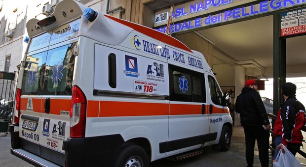 Covid a Napoli, paziente danneggia la porta dell'ospedale dei Pellegrini: denunciato