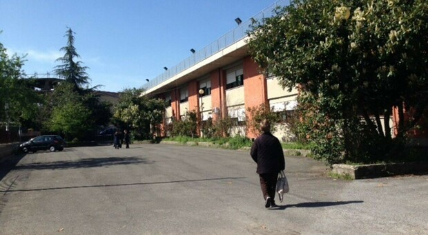 Guidonia, scuola distrutta dieci volte da una banda di studenti: 8 denunce (dopo i saluti alle telecamere)