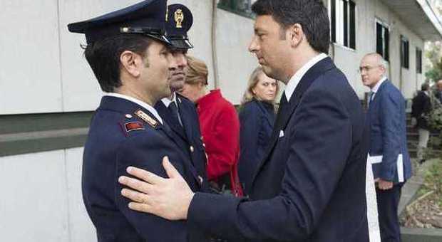 Matteo Renzi con il poliziotto Raffaele Santoro
