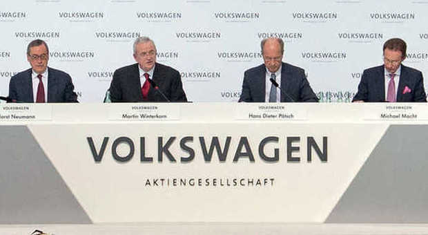 Il presidente del Volkswagen Group Martin Winterkorn (il secondo da sinistra) illustra i risultati finanziari