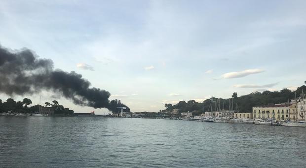 scafo in fiamme all'esterno del porto di Ischia