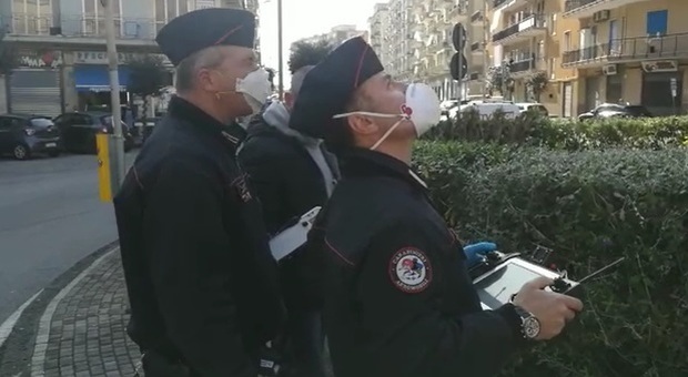 Stop assembramenti, i droni anche a Salerno: prime dieci multe poi le strade si svuotano