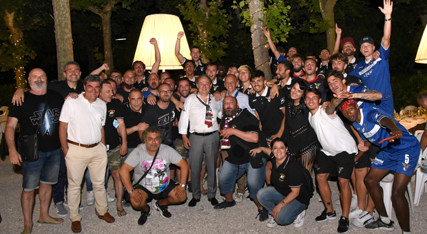 Giocatori, dirigenti e tifosi del Fano in festa dopo la salvezza insieme al presidente Gabellini e al tecnico Alessandrini