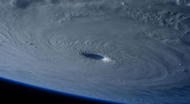 Il tifone di Pasqua Maysak minaccia le Filippine: le foto dallo spazio di Samantha Cristoforetti