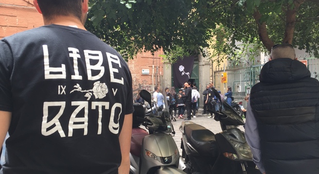 Il primo negozio di Liberato a Napoli: follower e curiosi all’assalto di gadget e magliette