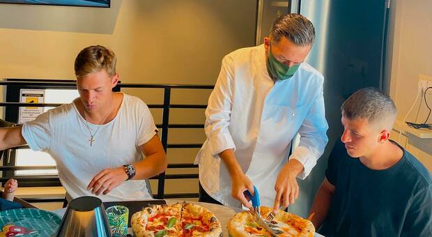 Napoli, Demme e l'ospite Kimmich: una pizza per il campione d'Europa