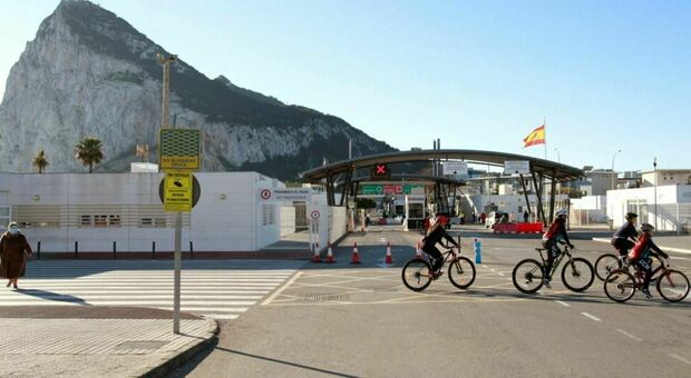 Vaccino, a Gibilterra il 90% della popolazione ha ricevuto l'iniezione: zero ricoveri e ristoranti in ripresa