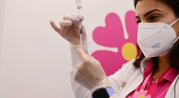 Vaccini, D'Amato: da lunedì al via la quarta dose nel Lazio per over 80 e fragili