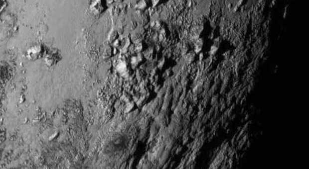 Su Plutone montagne alte fino a 3.500 metri: le prime foto ravvicinate dalla sonda Nasa
