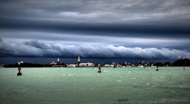 Quando il cielo fa paura: lo spettacolare arrivo di un temporale a Venezia