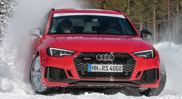 L'Audi RS4 mentre danza sulla neve in una delle prove della 20quattro ore delle Alpi