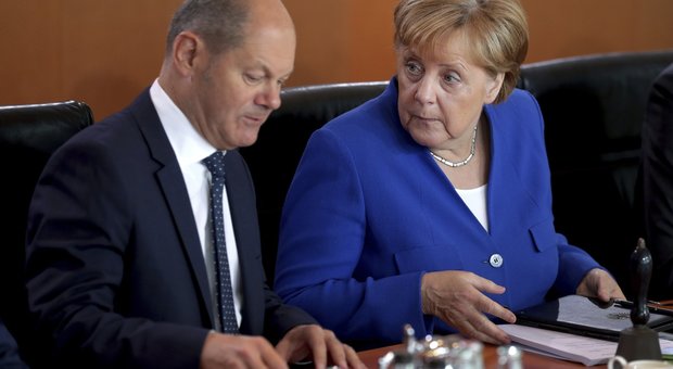 La cancelliera Angela Merkel e il ministro delle Finanze Olaf Scholz