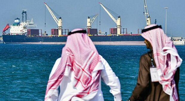 Arabia Saudita, la petroliera esplosa è stata colpita da una nave carica di esplosivo