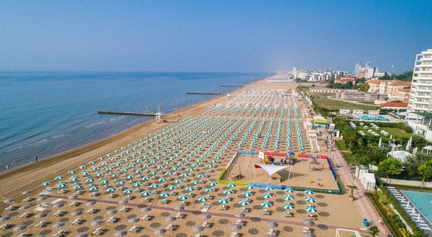 Colpo di calore in spiaggia, crolla sulla sabbia di fronte alla moglie: grave turista