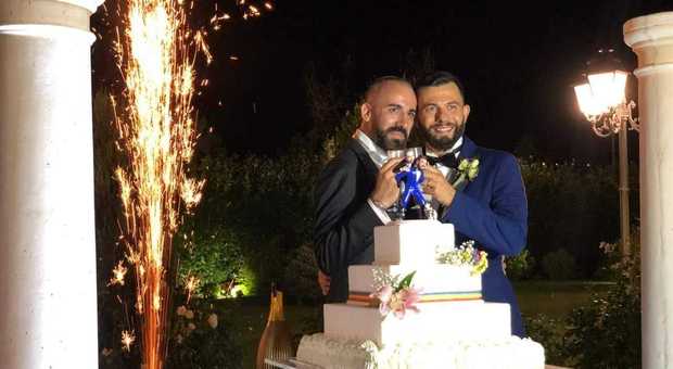 Pomezia, sposi gay insultati da un dipendente comunale: «Questo ormai è l'ufficio delle unioni tra fr***»