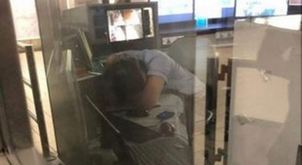 Roma, l'addetto alla vigilanza dorme in metropolitana: la foto fa il giro del web