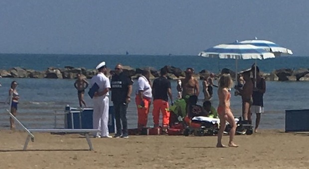 Fa il bagno in mare e si sente male: riportato a riva, muore in spiaggia a 49 anni Fa il bagno in mare e si sente male: riportato a riva, muore in spiaggia a 49 anni