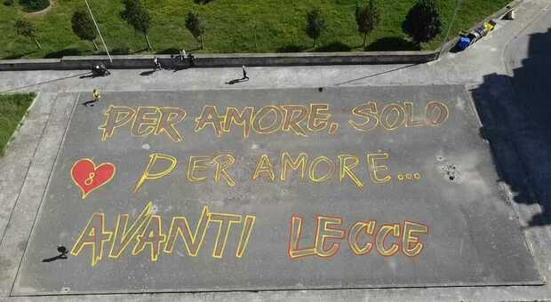 «Solo per amore, avanti Lecce»: la scritta del quartiere per incitare i giallorossi. E il cuore per capitan Mancosu