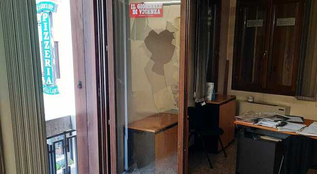 La vetrata infranta nella sede del Giornale di Vicenza