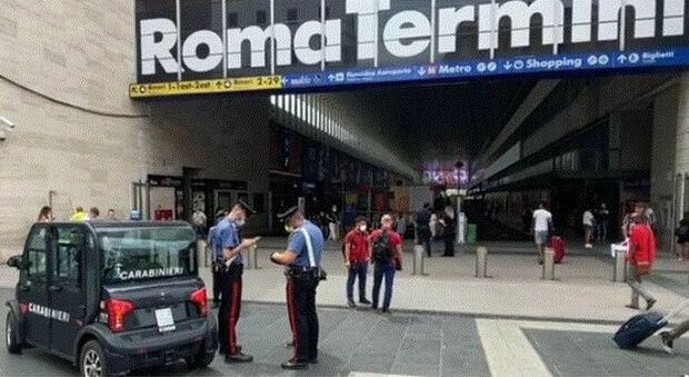 Roma, choc alla stazione Termini: passanti accoltellati per portafogli e cellulari. Caccia alla gang di stranieri