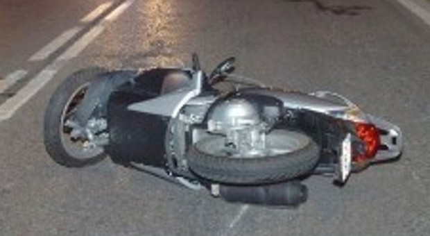 Auto travolge lo scooter dopo la festa: morti due fratelli gemelli di 16 anni