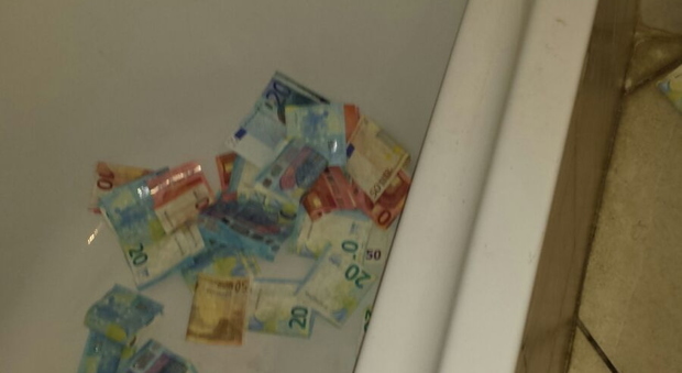 Roma, i soldi della droga nella vasca da bagno: preso pusher nigeriano