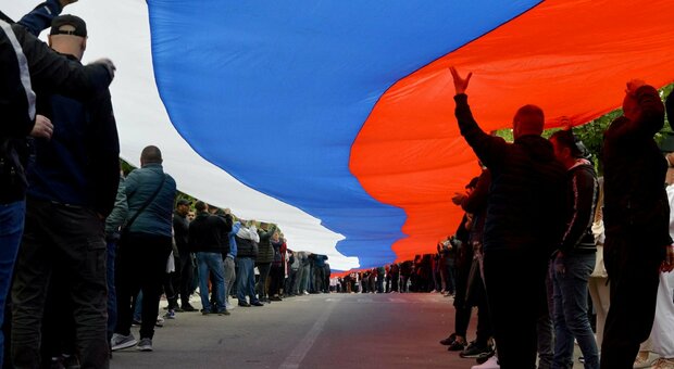 Kosovo, migliaia di manifestanti serbi protestano ancora: sale la tensione. La Nato invia altri 700 uomini