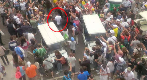 Bagno di folla per Federer, cordone di bodyguard per attraversare il Foro