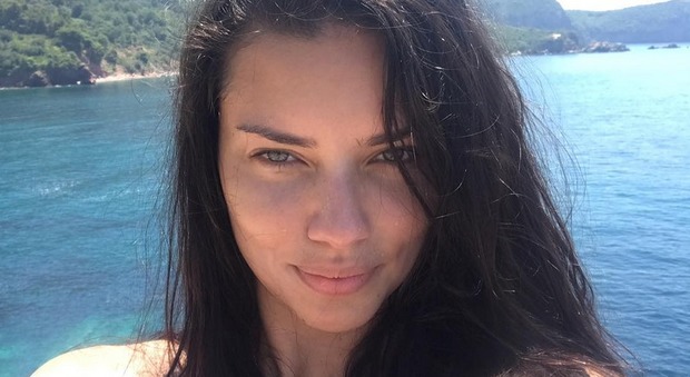 «Non ho tradito il mio fidanzato»: Adriana Lima si difende su Instagram