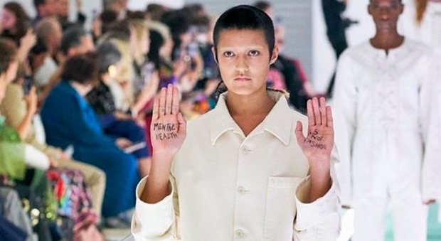 Modella protesta alla sfilata Gucci: «La salute mentale non è moda»