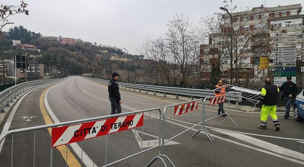 Crepa sospetta, chiuso il ponte San Gabriele: caos traffico (foto Newpress)
