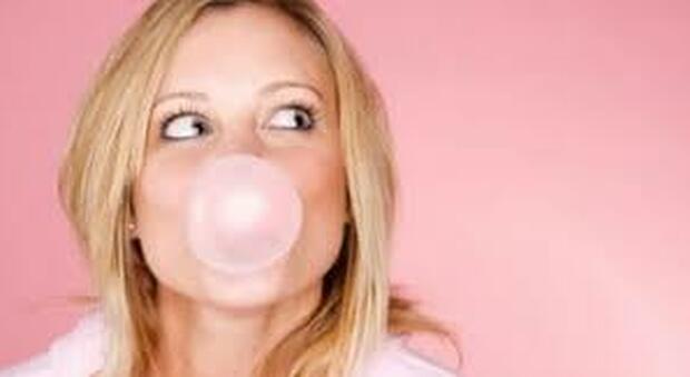 Napoli, rubano 446 pacchetti di chewing gum nel supermercato: due donne denunciate