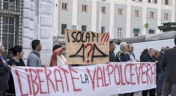 Genova, centinaia in piazza: «Liberate la Valpocevera». Oggi arriva Toninelli