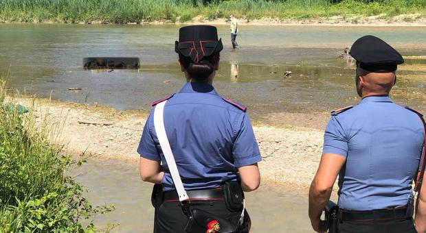 Trovato cadavere su una secca naturale alla foce del fiume, indagano i carabinieri
