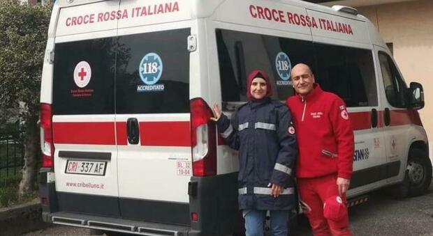La candidata Assia Belhadj mentre presta servizio come volontaria della Croce Rossa