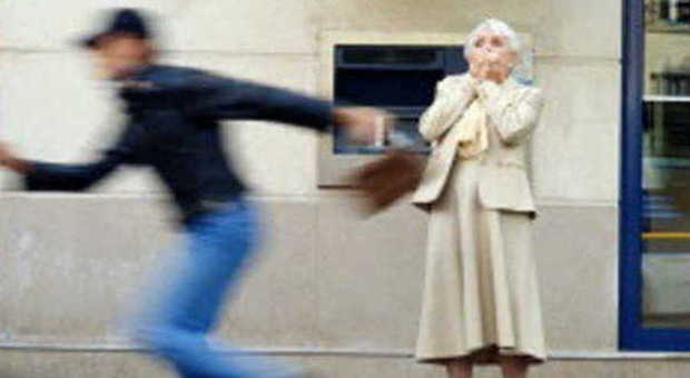 Anziana rapinata e ferita: bandito fugge con la borsetta
