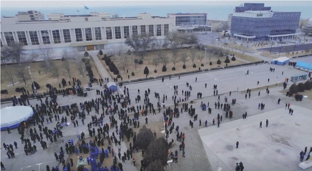Kazakistan, il presidente Tokayev ordina di «Sparare sui manifestanti senza preavviso»