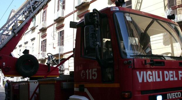 Incendio a Portici, in fiamme un appartamento: messa in salvo un'anziana. Nessun ferito