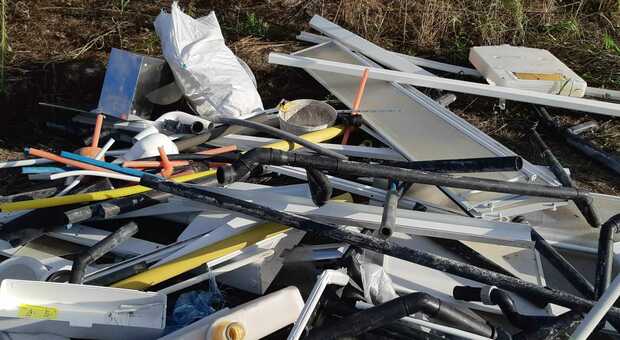 I rifiuti abbandonati ad Azzano Decimo hanno scatenato la rabbia del sindaco