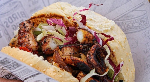 Il panino con il polpo gourmet, una delle specialità proposte da International street food