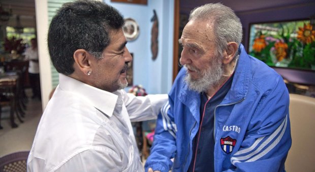 Fidel, le lacrime dell'amico Maradona: «È morto il più grande. È stato il più grande»