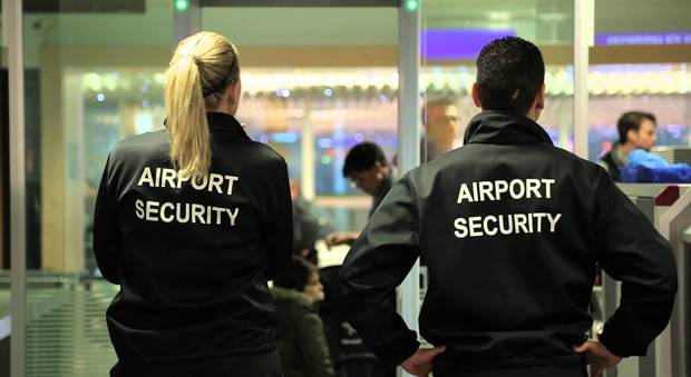 Parigi, licenziati 4 agenti di sicurezza dell'aeroporto di Orly: avevano la barba troppo lunga