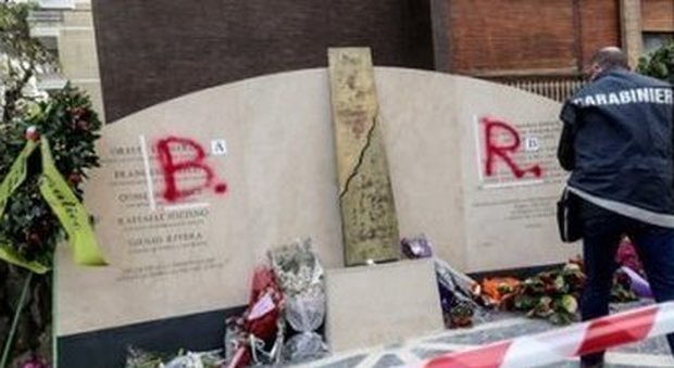 Roma, scritta Br sul monumento a Moro, denunciato un autista Ncc: in casa trovata la bomboletta spray
