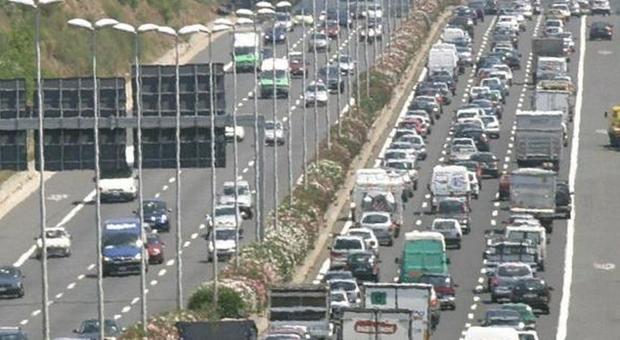 Roma, incidenti e lunghe code: traffico in tilt per arrivare in città