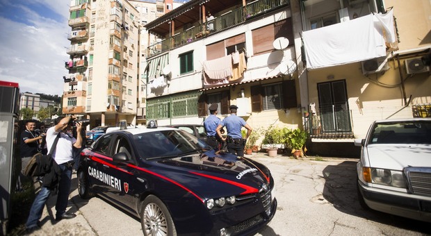 Anziana scippata a Napoli: carabiniere fuori servizio insegue i rapinatori e recupera la borsa