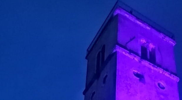 Fara Sabina, il campanile si tinge di viola su proposta de Il Ponte a sostegno dei malati di fibromialgia