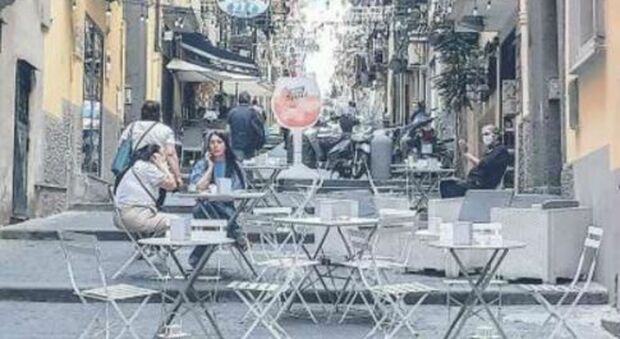 Ressa e tavolini selvaggi, ai Quartieri di Napoli è subito caos